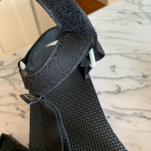 Teva’s Stylish Black and Red Platform Sandals 8 - Picture 6 of 11